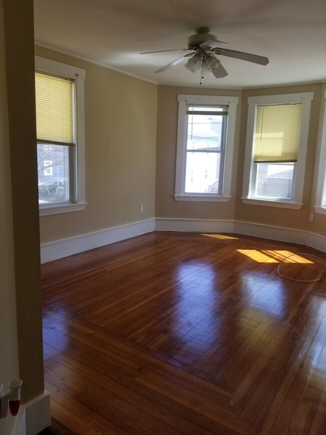 Building Photo - 29 Simon St