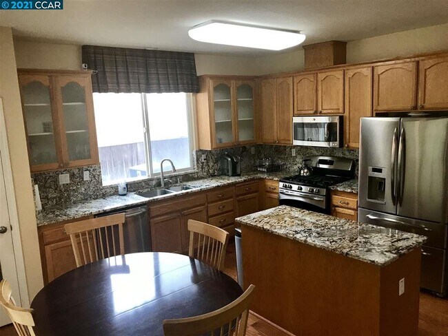 Building Photo - 1120 Oakpoint Dr