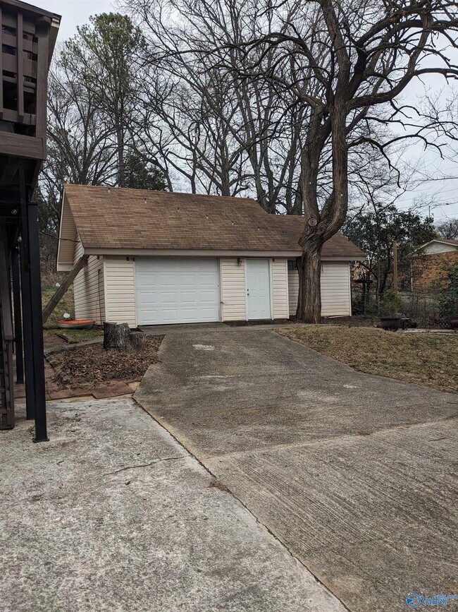 Building Photo - 2628 Valley Brook Dr NE
