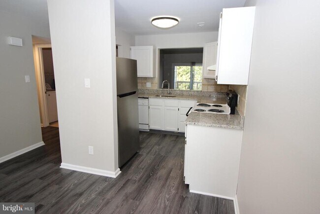 Building Photo - 6010 Beacon Hill Dr