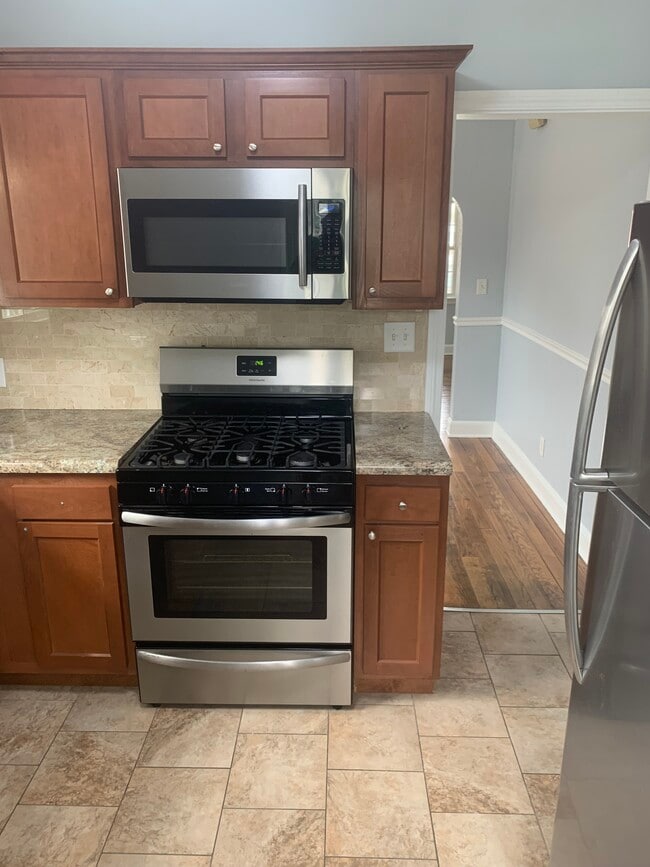 Nice Kitchen equipment - 842 12th Ave