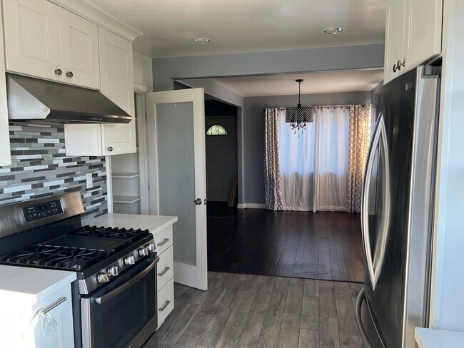 View of dining area from kitchen - 4965 Lynnfield St