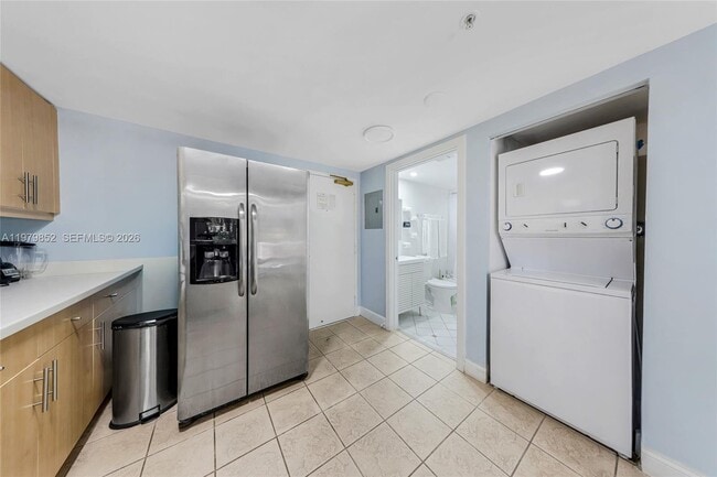Building Photo - 2951 S Bayshore Dr
