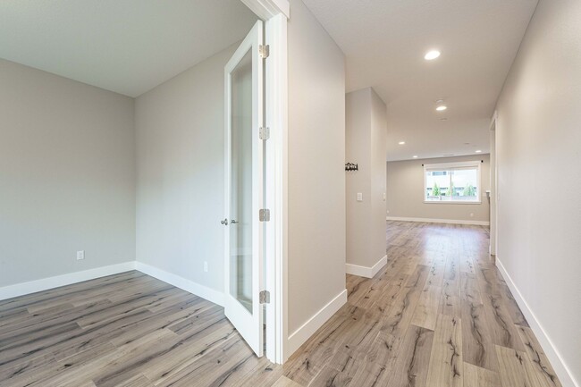 Building Photo - Charming 3-Bedroom, with Office and 2 Bath...