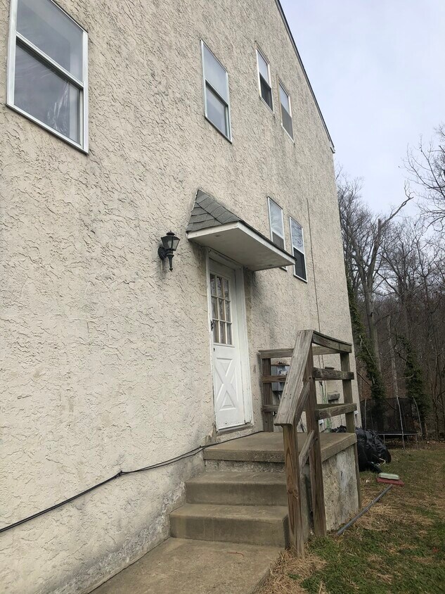 Side entrance - 611 Country Ln
