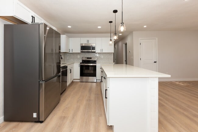 Building Photo - 13 Leisure Rd