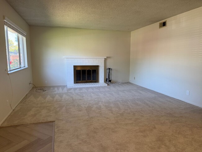 Building Photo - Beautiful 2 Bedroom 1 Bath Condo in South ...