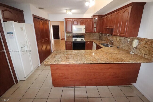 Foto del edificio - 4 br, 3 bath House - 2426 SW 109th Ct Fl 3...