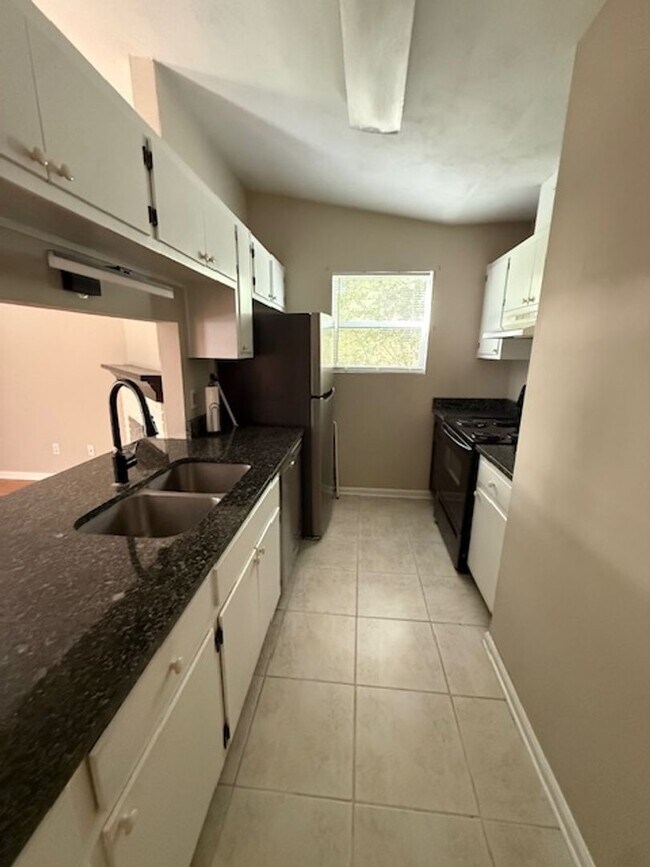 Foto del edificio - 124 Whetherbine Way W