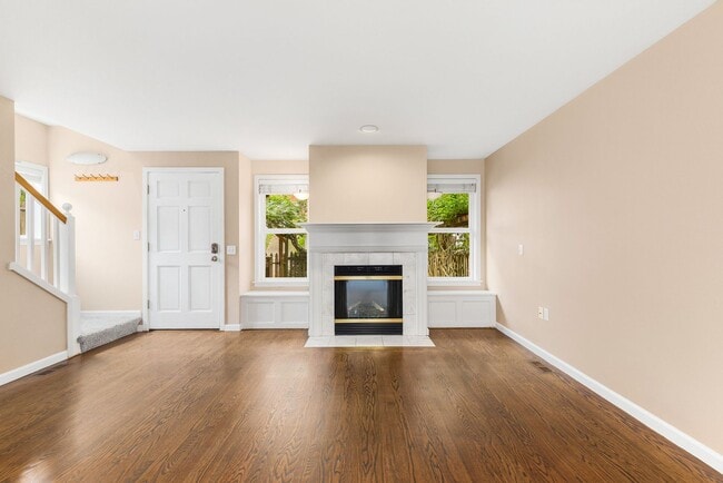 Building Photo - Lower Queen Anne Stand Alone 3 Bedroom Tow...