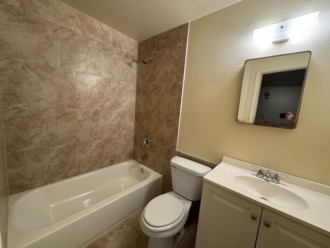 Building Photo - Maryvale 2br townhome