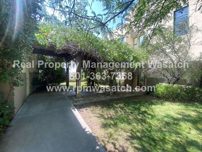 Building Photo - 1477 7200 S