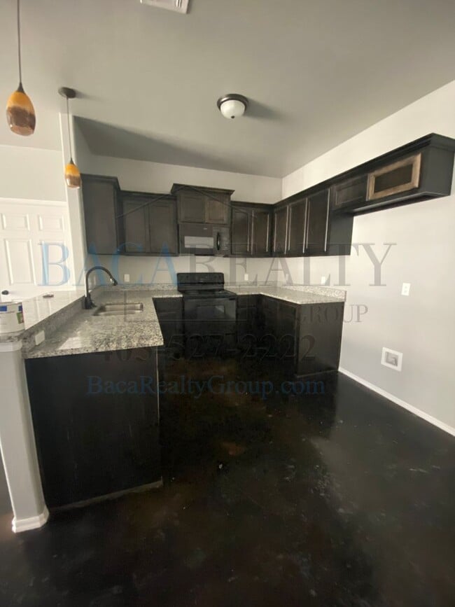Building Photo - Gorgeous newer 3br 2ba duplex!!