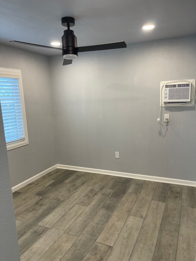 Building Photo - 2529 Crommelin Ave