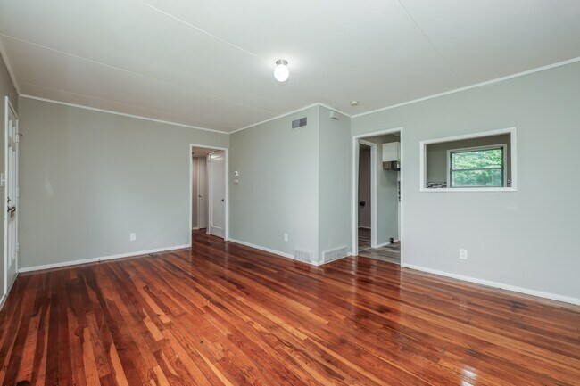 Foto del edificio - 5301 Woodbine Ave
