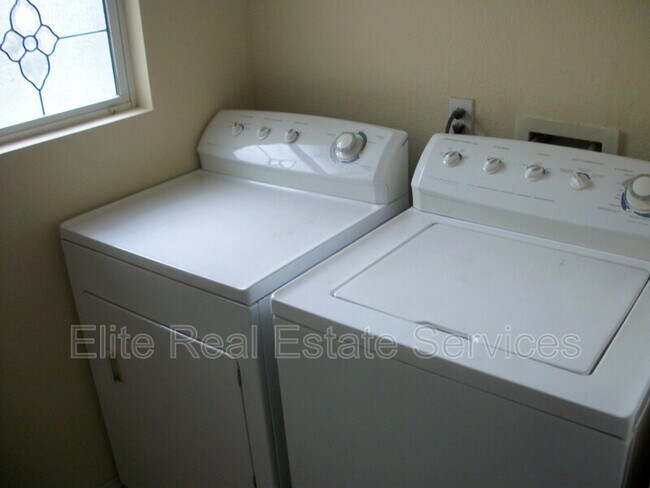 Foto del edificio - 1866 Via Capri St