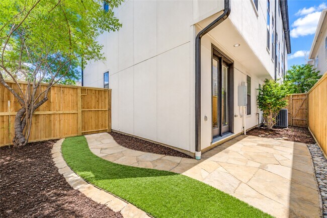 Foto del edificio - 5826 Darling St