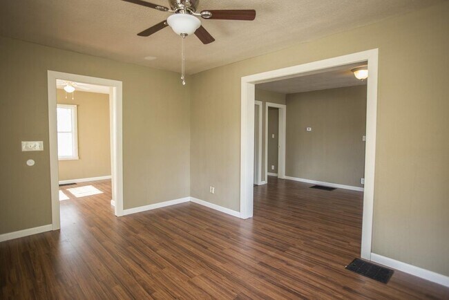 Building Photo - 1521 W State St