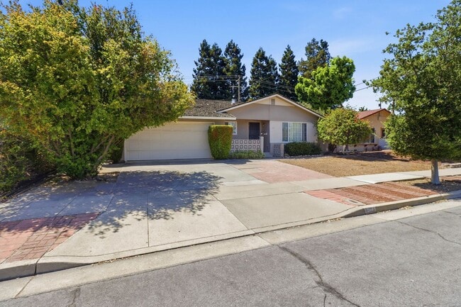Building Photo - What a Great Home! Available Now!
