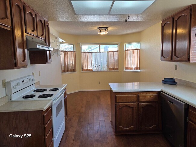 Foto del edificio - Three Bedroom Two Bathroom Home in Antelope