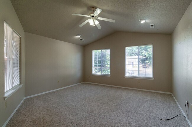 Foto del edificio - Beautiful 3 Bed 2 home with 2 Car Garage-F...