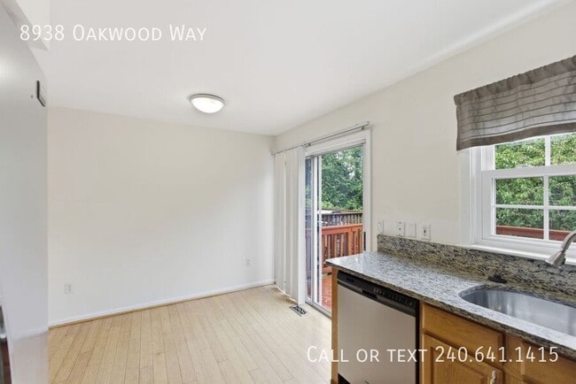 Building Photo - 8938 Oakwood Way