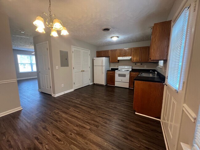 Foto del edificio - 1516 Center Pointe Dr