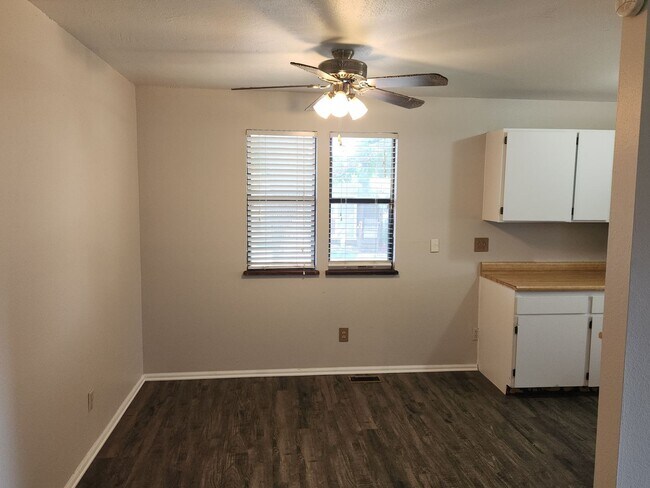 Foto del edificio - Academy and Vickers--Ranch Style Townhome!