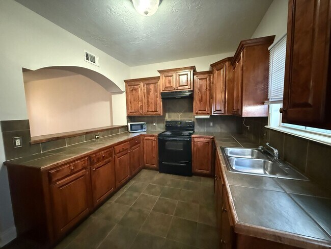 Building Photo - Townhouse For Rent Near MSU