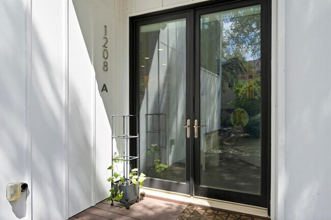 Foto del edificio - 1208 Woodland Ave