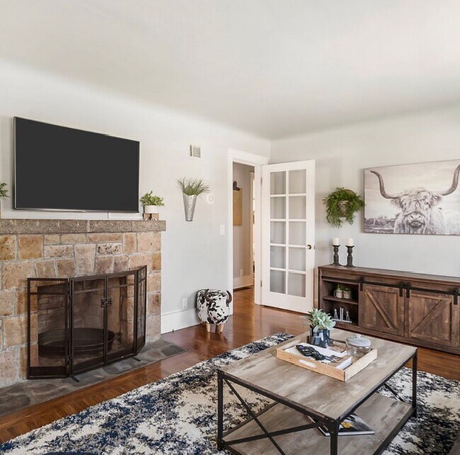 Foto del edificio - Remodeled and Furnished
