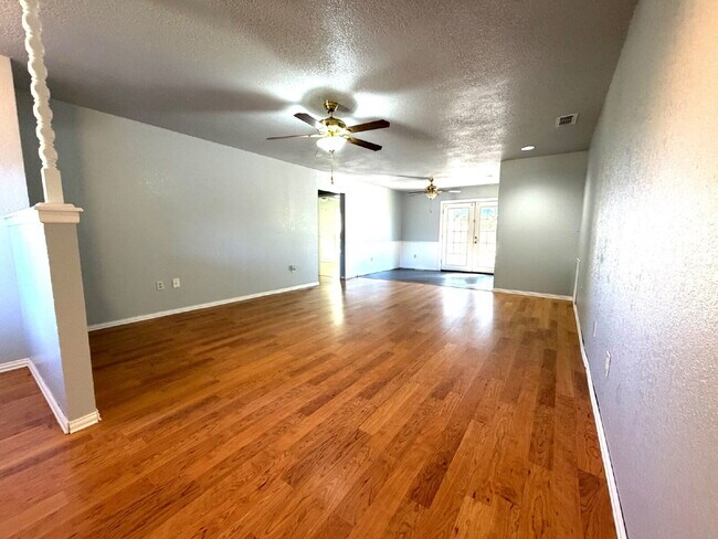 Foto del edificio - "Charming 3-Bed with 2 Full Baths in Lubbo...