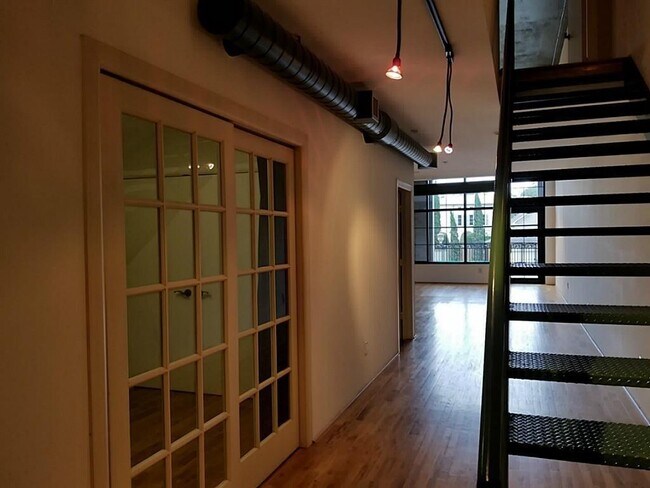 Building Photo - 1005 S Shepherd Dr