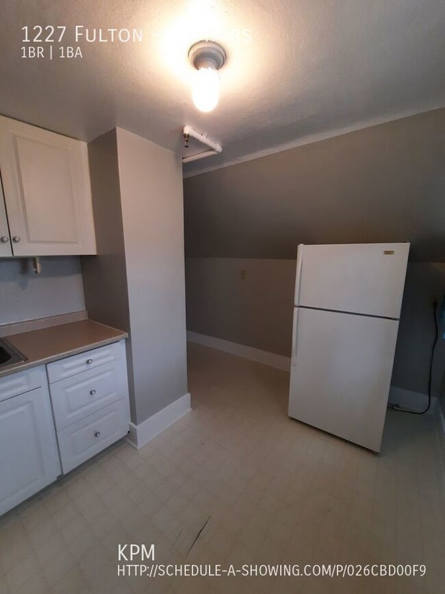 Building Photo - 1 BEDROOM | 1 BATH | ATTIC APARTMENT | CEN...