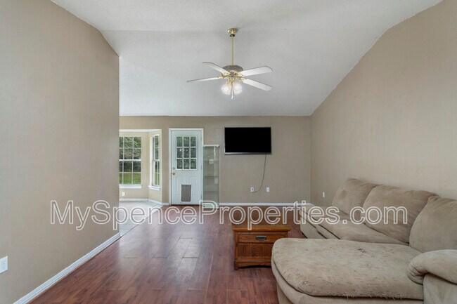 Building Photo - 14 Flora Cove