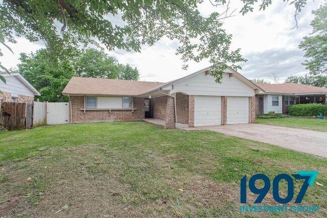 Building Photo - 1127 Berwyck Dr