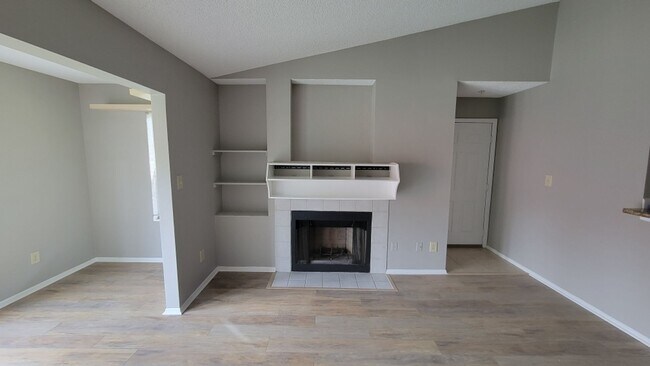 Foto del edificio - Gated, Updated 2 bedroom, 1 bath Condo in ...