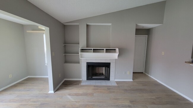 Building Photo - Updated 2 bedroom, 1 bath Condo in Oasis P...