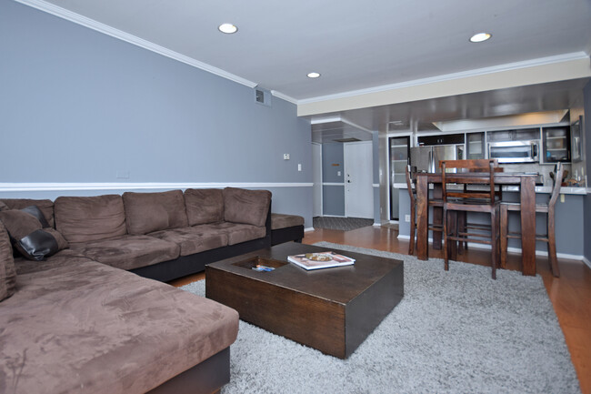 Living room/kitchen - 2700 Cahuenga Blvd E