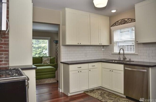 Foto del edificio - 4823 40th Ave SW