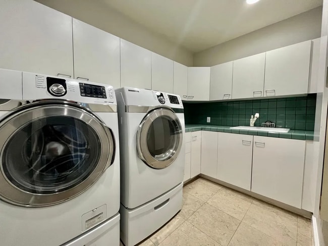 Foto del edificio - 16972 Oak View Dr