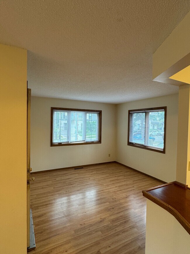 Foto del edificio - Peace, quiet, and a quick walk to campus