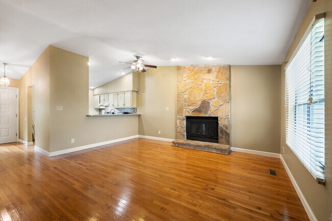 Vaulted Ceilings! - 8500 Olde Colony Trl