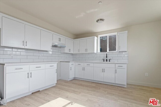 Building Photo - 831 E 83rd St