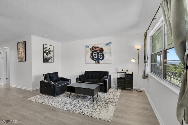 Foto del edificio - 3225 E Riverside Dr