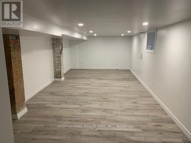 Photo du bâtiment - 300 Locke St S