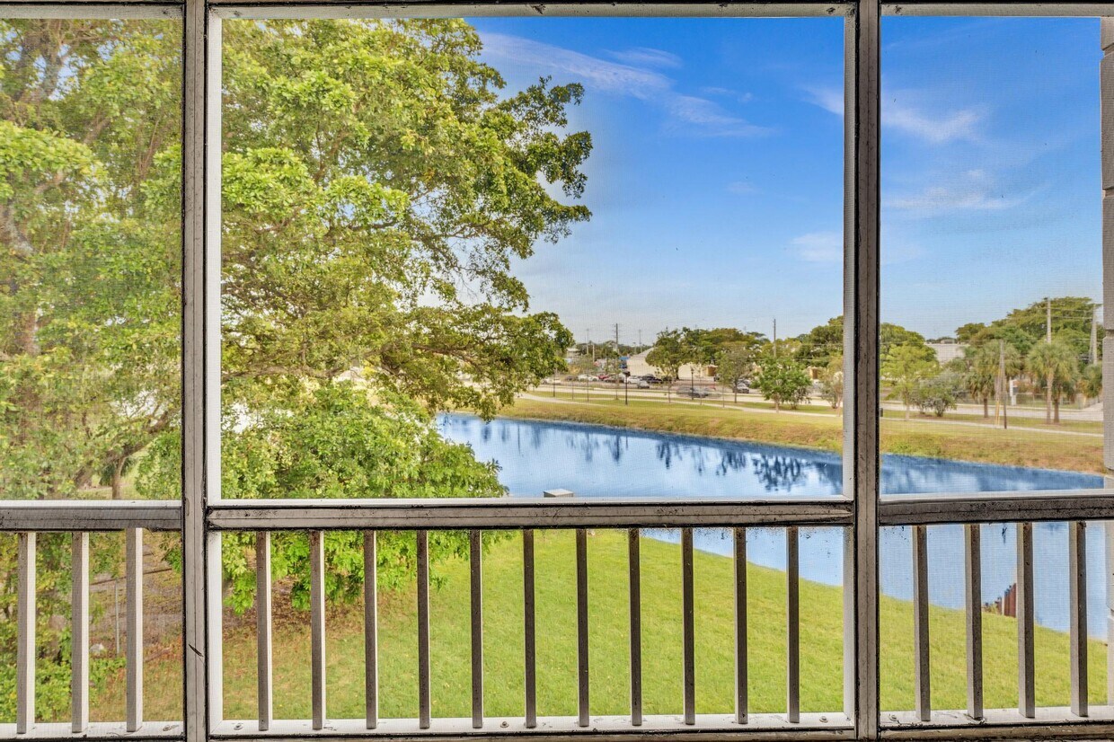 Foto principal - 2881 N Oakland Forest Dr