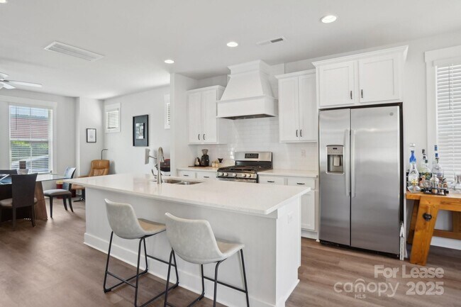 Building Photo - 562 Amalfi Dr