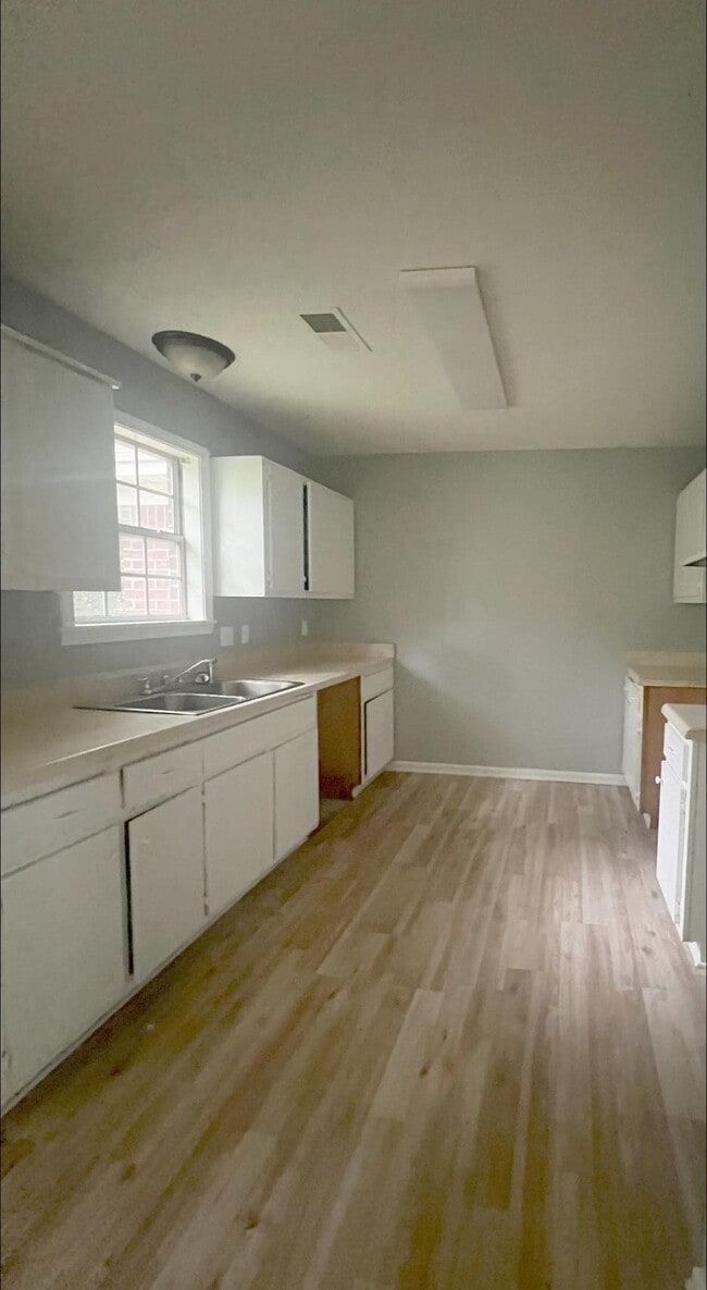 Building Photo - 409 Peete St