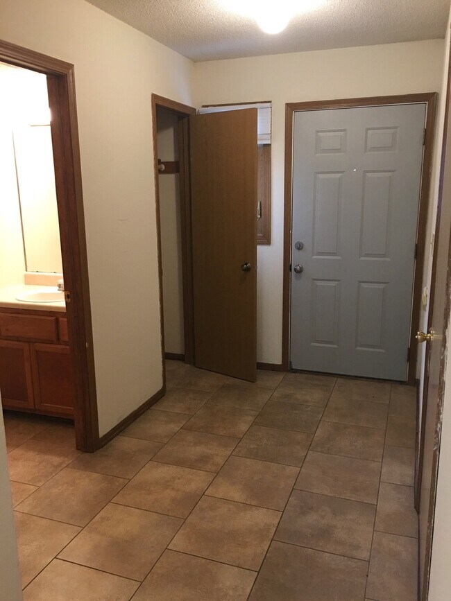 Foto del edificio - 4 Bedroom Townhouse with 1 Car Garage - UP...